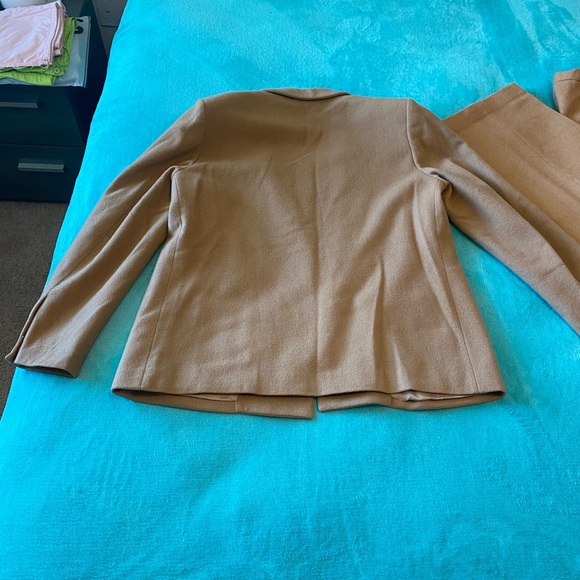 Caramel Hair Women’s Suit Set - Picture 8 of 16